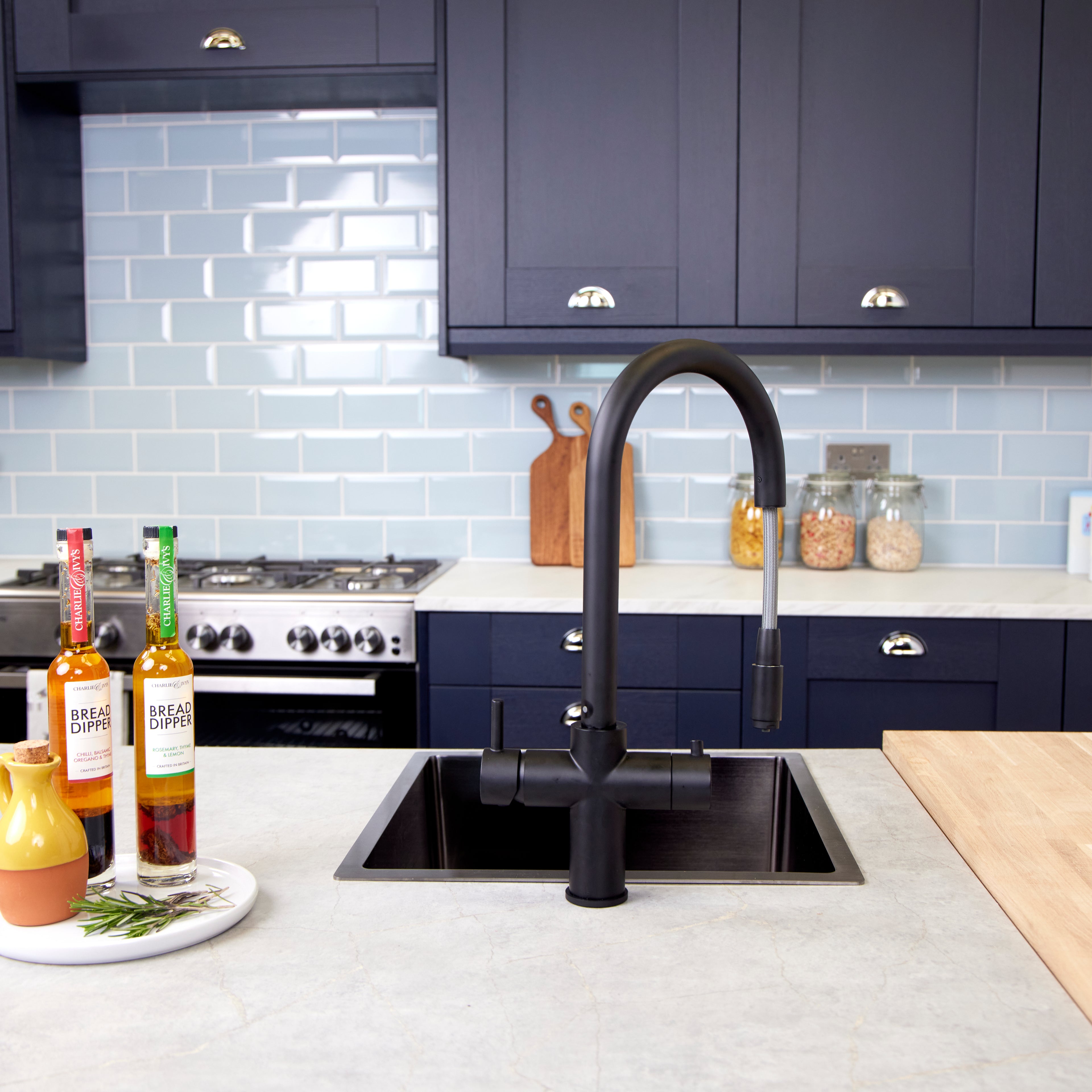 Verossi | Vento | 3 in 1 Instant Boiling | Swan Pull Out Spout | Matt Black