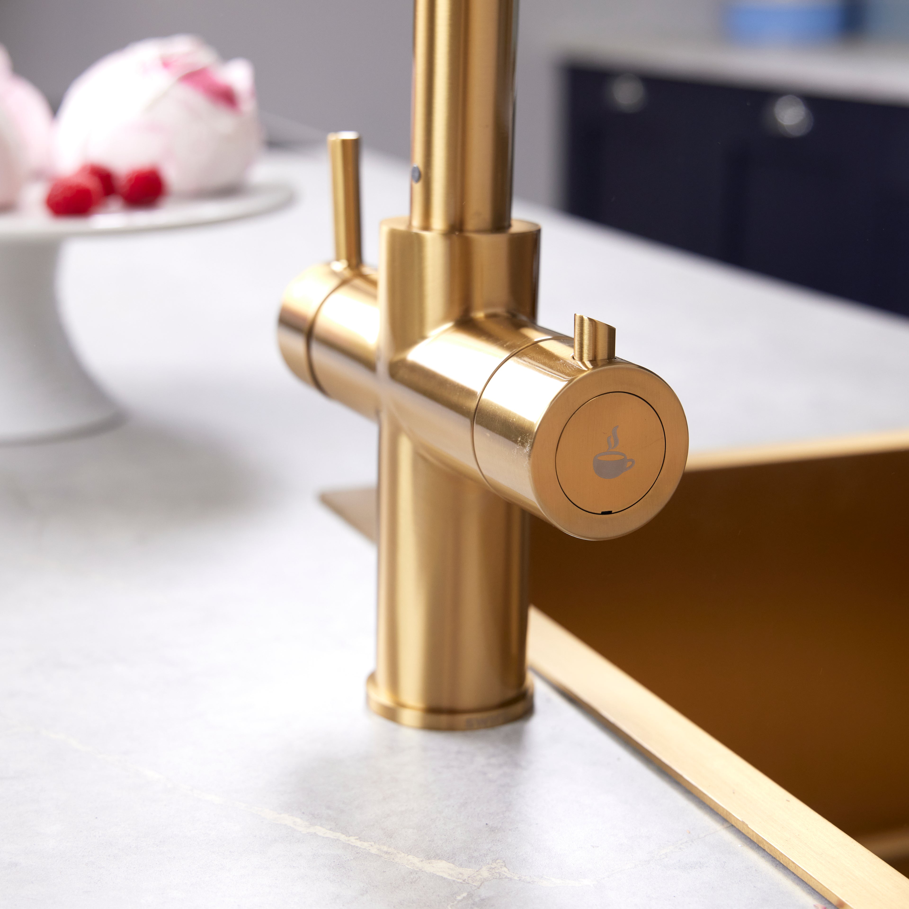 Verossi | Vento | 3 in 1 Instant Boiling | Swan Pull Out Spout | Brushed Brass