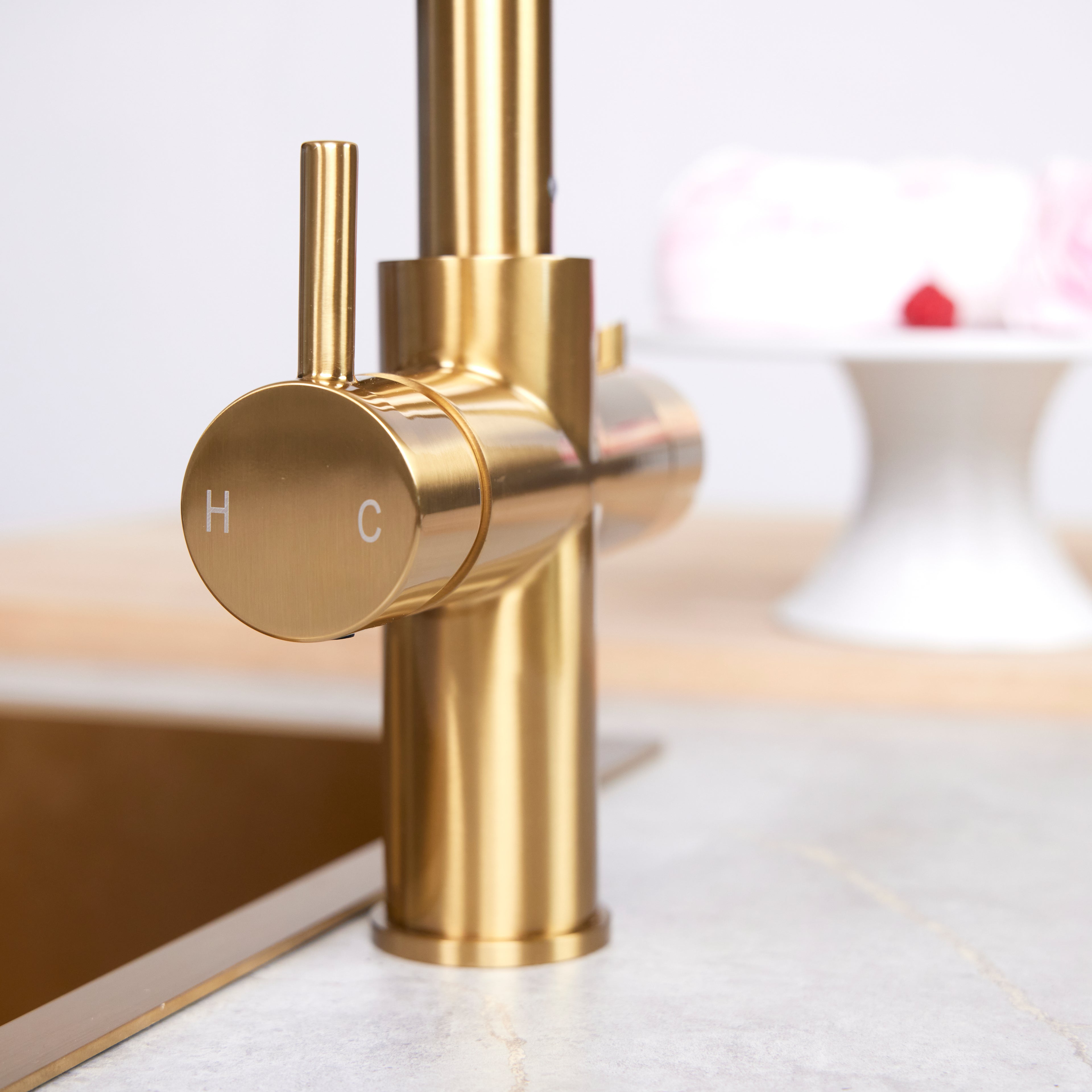 Verossi | Vento | 3 in 1 Instant Boiling | Swan Pull Out Spout | Brushed Brass