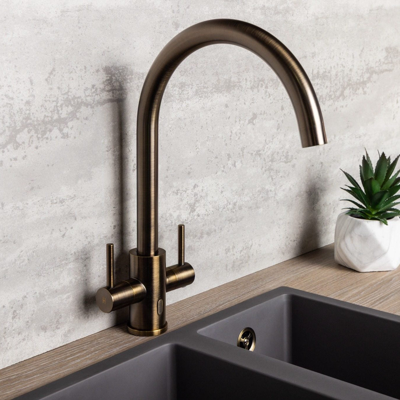Verossi | Torra | Swivel Kitchen tap | Antique Brass