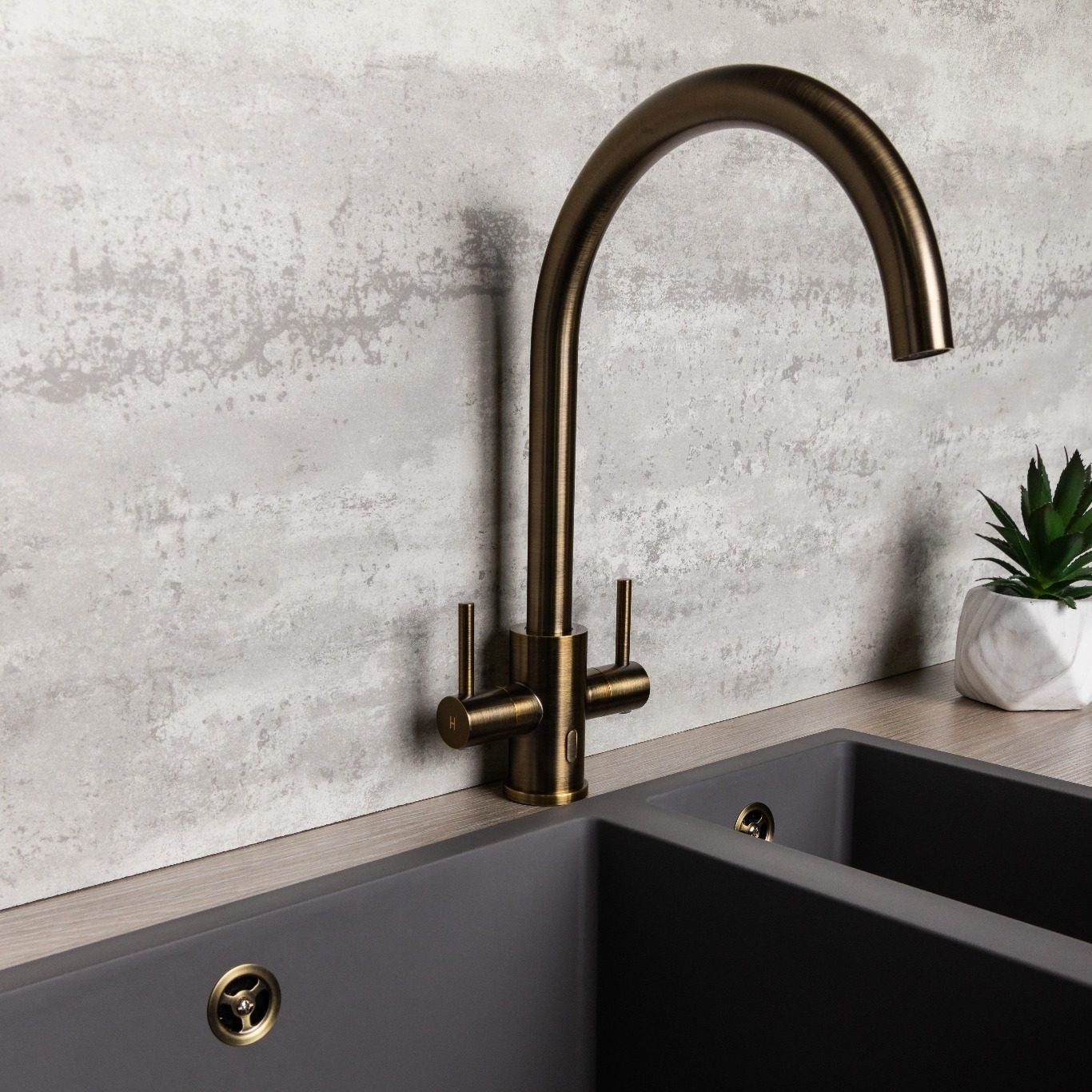 Verossi | Torra | Swivel Kitchen tap | Antique Brass
