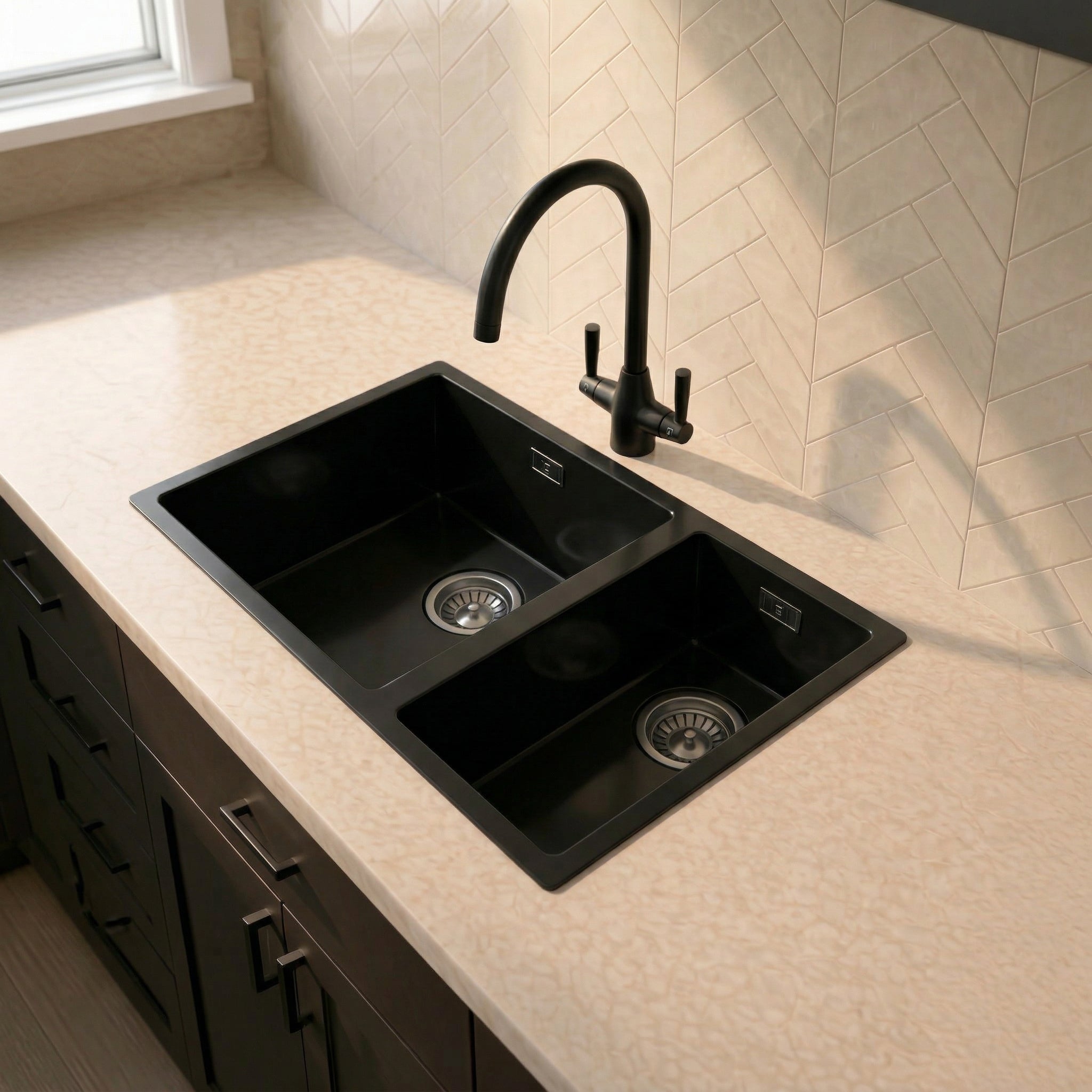 Verossi | 1.5 Bowl Comite Kitchen Sink | Inset or Undermounted | Chrome Strainer Wastes Supplied | 670x440x206mm | Gloss Black